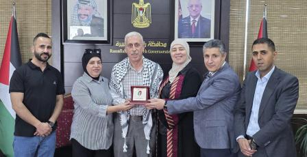 الممرض اشتيوي يواصل العمل متطوعاً بعد التقاعد وغنام تكرّمه بـ"درع البصمة الفلسطينية"