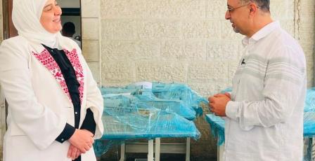 غنام وحنتولي يطلقان حملة تمكين الأسر.. ويسلمان ماكينات خياطة ويعيدان الأمل لمواطن مبتور الساقين