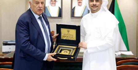 الفريق الرجوب يبحث تعزيز التعاون مع وزير الدولة لشؤون الشباب والرياضة الكويتي