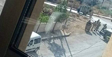 قوات الاحتلال تقتحم حي المصايف برام الله وتتمركز في أرض خالية