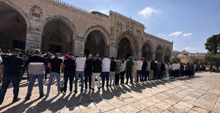 عشرات الآلاف يؤدون صلاة الجمعة في الأقصى