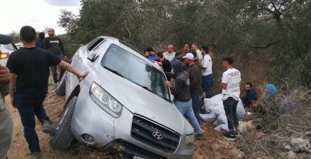 إصابات جراء انقلاب مركبة عقب مهاجمتها من مستوطنين في قرية فرخة