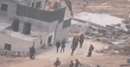 شاهد: الاحتلال ينفذ عمليات هدم في محيط مخيم قلنديا شمال القدس