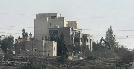 الاحتلال يهدم عمارة سكنية في الخليل ويغلق مداخل المدينة ومخارجها
