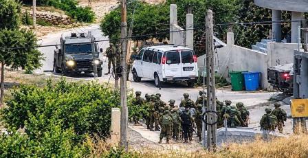 اعتقالات ومداهمات بالضفة والقدس وإصابات بالاختناق
