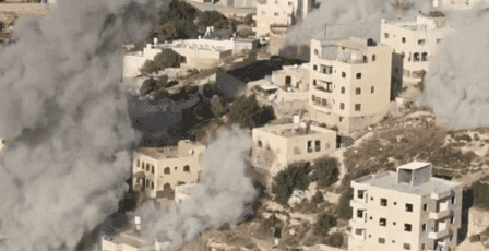 الاحتلال يفجّر منزلي شهيدين في منطقة دير بحّة المحاصرة بالخليل