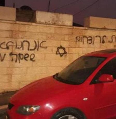 مستعمرون يحرقون غرفة زراعية ويخطون شعارات عنصرية في ترمسعيا شمال رام الله