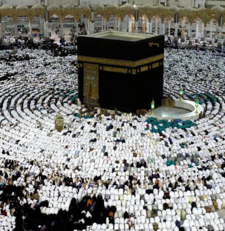 رفع كسوة الكعبة استعدادا لموسم الحج