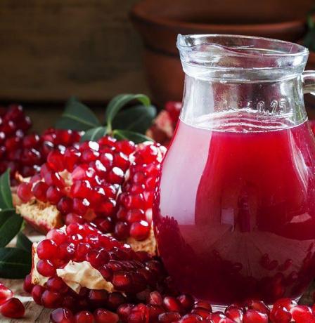 الرمان والتوت الأزرق... أيهما أعلى بمضادات الأكسدة ويمنحك أقوى حماية للقلب؟