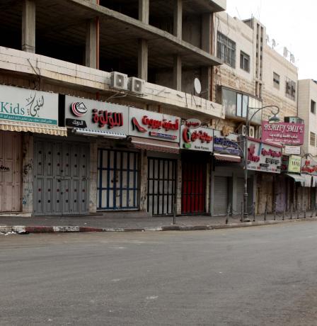 الإضراب الشامل يعم محافظة طولكرم حدادا على شهداء دير الغصون 