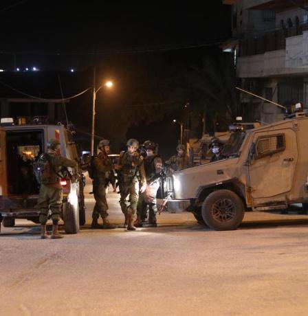 الاحتلال يحتجز 25 مواطنا ويحقق معهم ميدانيا في مخيم الدهيشة جنوب بيت لحم