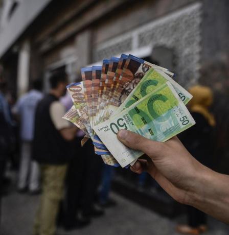 محلل اقتصادي لراية: الأزمة المالية تهدد وجود السلطة الفلسطينية ورواتب موظفيها