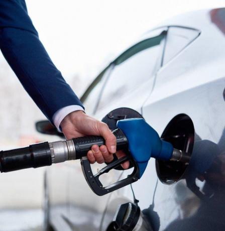 خاص| هل تنخفض أسعار المحروقات في فلسطين في حال تراجع النفط عالميًا؟