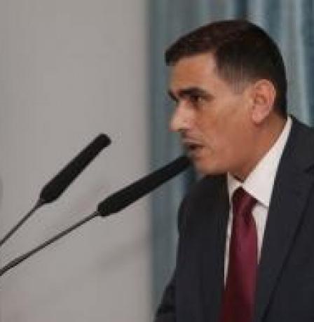 ويسأل الناس: هل تتوقف الحرب مع انتخاب حسين الشيخ نائبا للرئيس ؟
