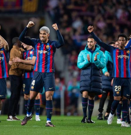 نجم تشيلسي يحتفل مع لاعبي برشلونة في غرفة الملابس (صورة)