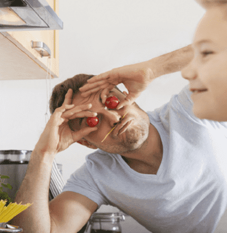 لماذا قد تكون "نكات الأب" مفيدة لك؟!