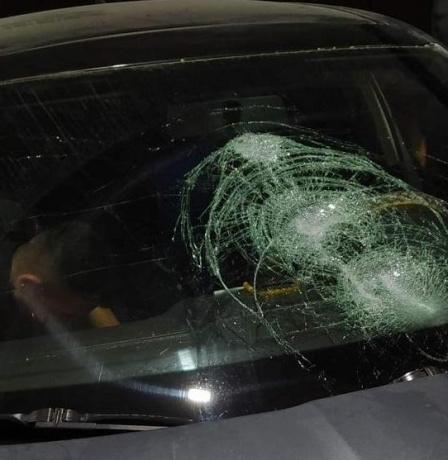 مستوطنون يهاجمون مركبات المواطنين قرب المنيا في بيت لحم