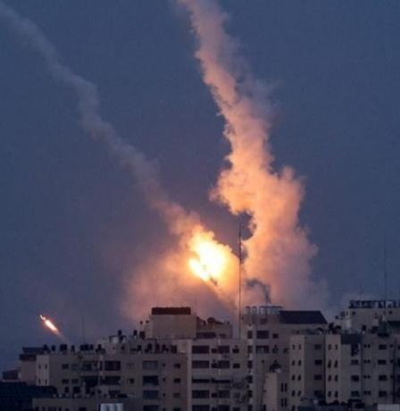استهداف أسدود برشقة صاروخية من غزة لأول مرة منذ شهر