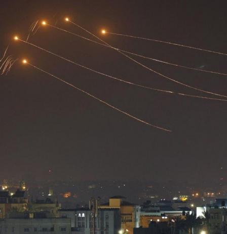 رشقة صاروخية من شمالي غزة وارتفاع حصيلة الشهداء إلى 34,183