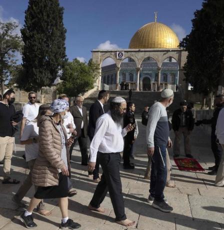 عشرات المستوطنين يقتحمون المسجد الأقصى