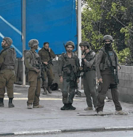 الاحتلال يشن حملة اعتقالات في الرام ومخيم قلنديا ويعتدي على عيادة الأونروا