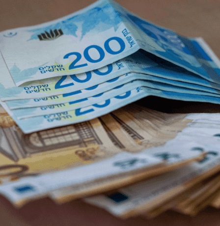 العملات اليوم.. انخفاض سعر الدينار مقابل الشيكل