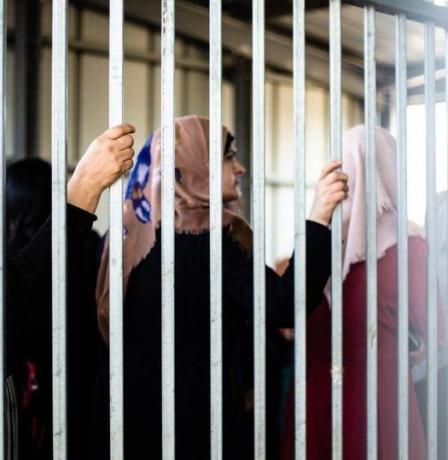 خاص| منع واعتداء وتجويع.. واقع قاسٍ تعيشه الأسيرات في سجون الاحتلال