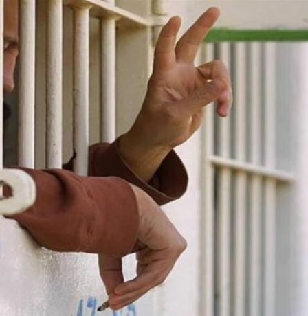 3 أسرى يعانون أوضاعا صحية صعبة في سجون الاحتلال