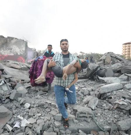 ثلاثة شهداء في قصف للاحتلال على خيمة وسط قطاع غزة