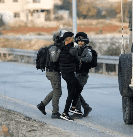 الاحتلال يعتقل 25 مواطنا من الضفة بينهم أطفال وسيدة