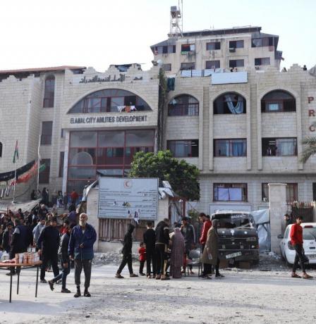 جيش الاحتلال يواصل اقتحام الشفاء ويقول إنه قتل 200 فلسطيني