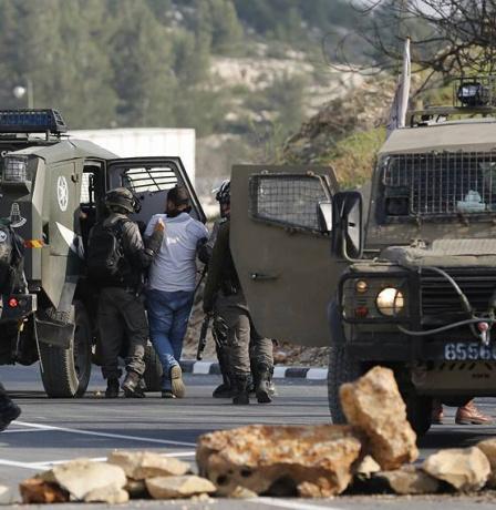 الاحتلال يعتقل 25 مواطنا من الضفة بينهم فتاة