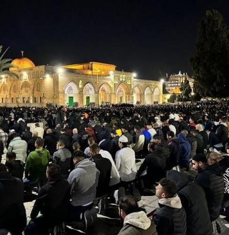 120 ألفا يؤدون صلاتي العشاء والتراويح في المسجد الأقصى