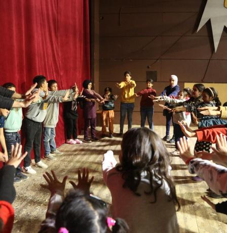 جمعية تيرو للفنون تنظم تدريبات للأطفال النازحين من الحرب في المسرح الوطني اللبناني