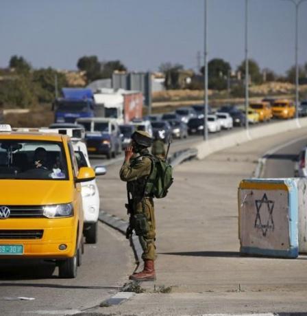 قوات الاحتلال تغلق مدخل بلدة ترمسعيا