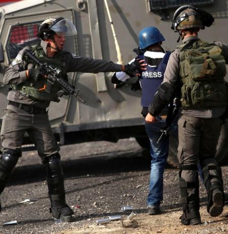 53 صحفيا وصحفية يعتقلهم الاحتلال في سجونه