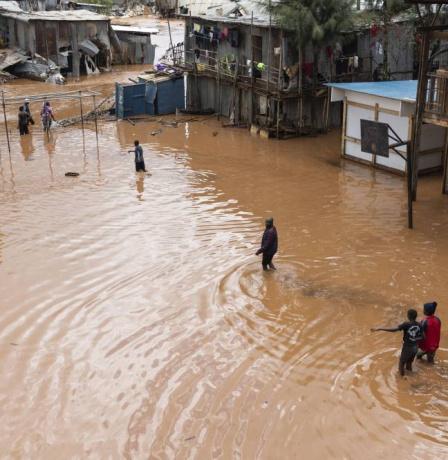 مئات القتلى ونزوح عشرات الآلاف في فيضانات أفغانستان وكينيا والبرازيل