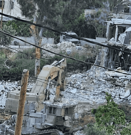 الهلال الأحمر: انتشال أشلاء لشهداء من تحت أنقاض المنزل الذي استهدفه الاحتلال في دير الغصون