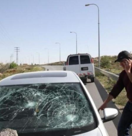 مستوطنون يهاجمون مركبات المواطنين جنوب نابلس