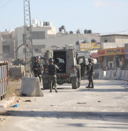 الاحتلال يعتقل مواطنين ويسلم جثمان الشهيد شاكر الجعبري في الخليل