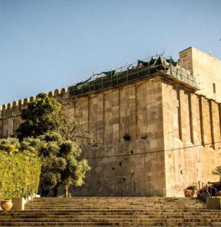 الاحتلال يغلق الحرم الإبراهيمي والمحلات التجارية في البلدة القديمة