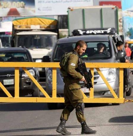 الاحتلال يغلق كافة الحواجز العسكرية المحيطة بمدينة نابلس الساعة 6 مساءً