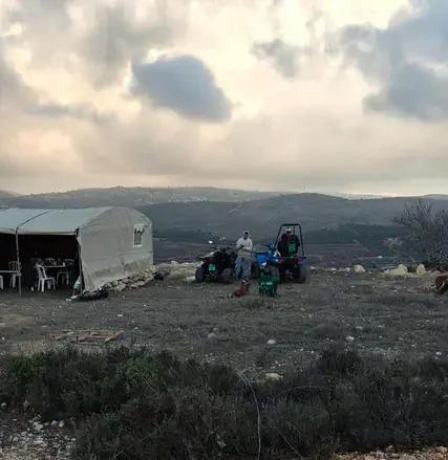 مستوطنون ينصبون "كرفانات" إضافية على جبل عيبال شمال نابلس