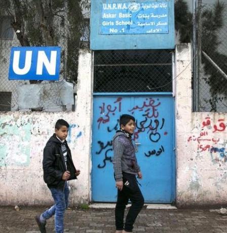 الأونروا: ضغوط سياسية واقتصادية تقلص خدمات للاجئين الفلسطينيين 20%