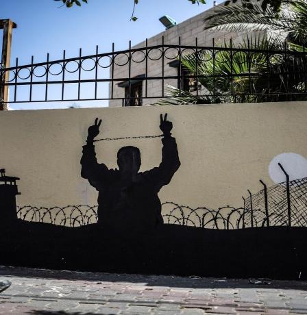 "الإفتاء": "قانون إعدام الأسرى" يعطي غطاء قانونياً للفتك بالمعتقلين ويشرعن إبادتهم