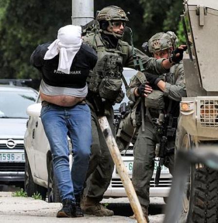 الاحتلال يعتقل شابا قرب الحرم الابراهيمي عقب الاعتداء عليه