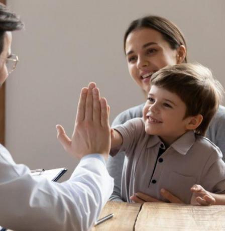 التربية دون صراخ أو عقاب جسدي.. د. أبو حويج تضع خارطة طريق لفهم الأطفال ومشاعرهم