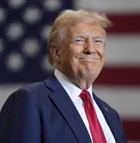 ترامب يقول إنه يدرس توجيه ضربة محدودة لإيران وإجلاء جنود أميركيين من قاعدتين بقطر والبحرين