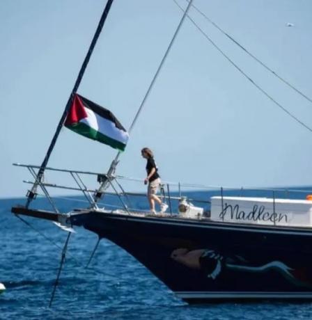  وسط تهديدات إسرائيلية.. سفينة 'مادلين' على بُعد 160 ميلاً من غزة
