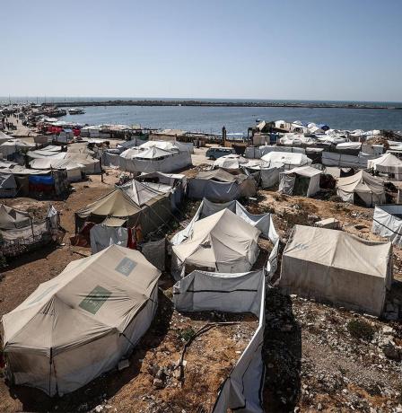 حملة “المأوى حق”: حملة حكومية تطالب بإنهاء حياة الخيام بغزة وإدخال بيوت جاهزة فورًا